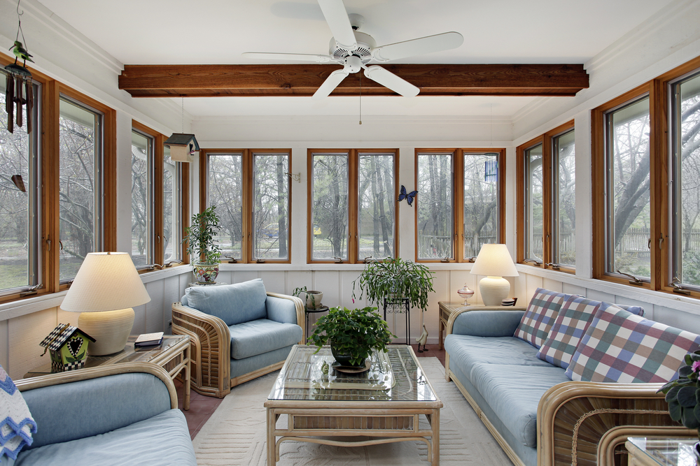 Sunroom,With,Wood,Ceiling,Beam,And,Wicker,Furniture